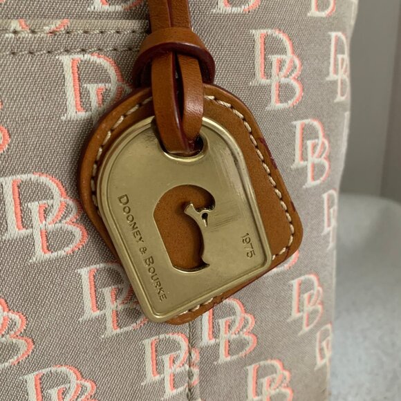 Dooney and Bourke Grey and Pink Canvas and Leather Vintage Shoulder bag Large - Picture 3 of 13